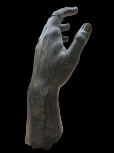 mano di costantino dito roma