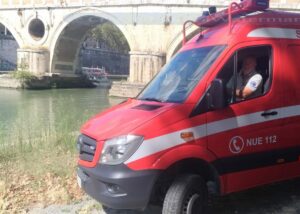 tevere Salvataggio vigili del fuoco tevere
