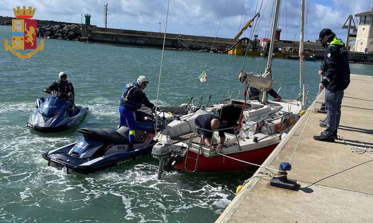 Barca a vela rischia il naufragio, salvata dalle moto d'acqua della Polizia
