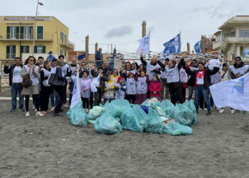 200 chili di plastica raccolti sulla spiaggia di Ostia