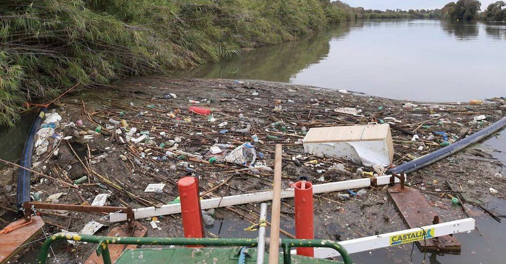 Tevere, successo per le barriere acchiapparifiuti: in 24 mesi intercettate 10 tonnellate di rifiuti