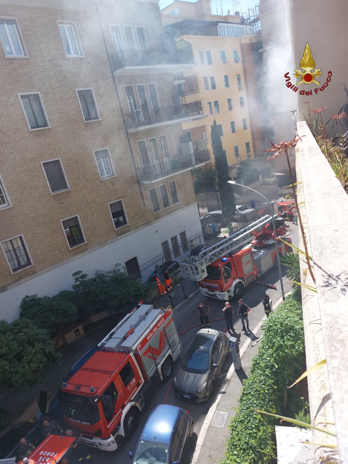 Brucia un appartamento ai Parioli, 2 persone finiscono all'ospedale