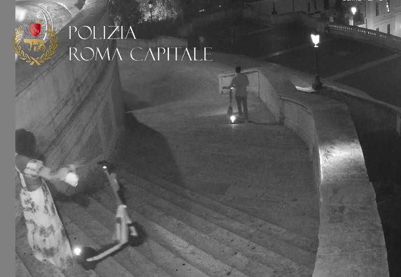 Trinità de Monti, lanciano monopattino sulla scalinata: coppia di turisti bloccati dalla Polizia Locale