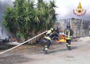 Roma, maxi-incendio sull’Aurelia: esplodono bombole di gpl, decine di intossicati