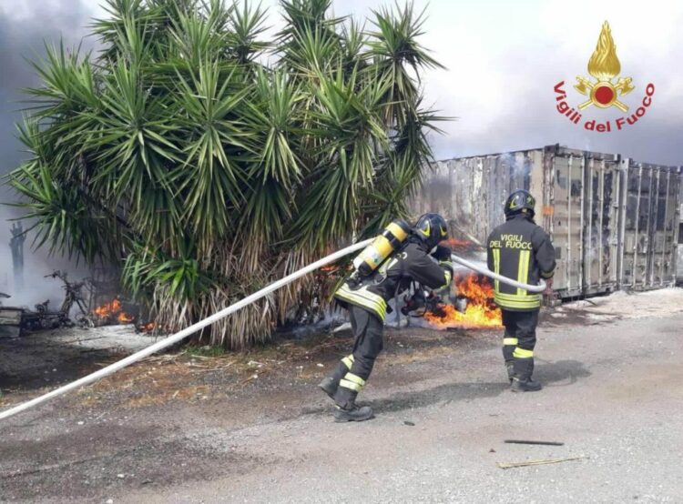 Roma, maxi-incendio sull’Aurelia: esplodono bombole di gpl, decine di intossicati