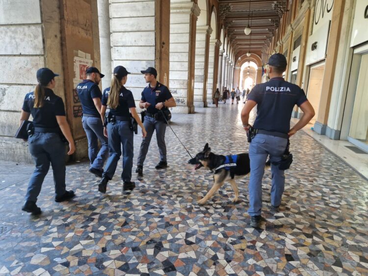 Polizia, Carabinieri e Vigili: controlli a tappeto a piazza Vittorio (Video e foto)