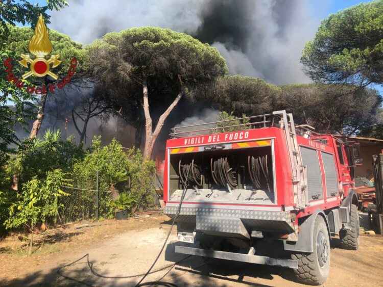 incendio castel fusano vigili del fuoco roma