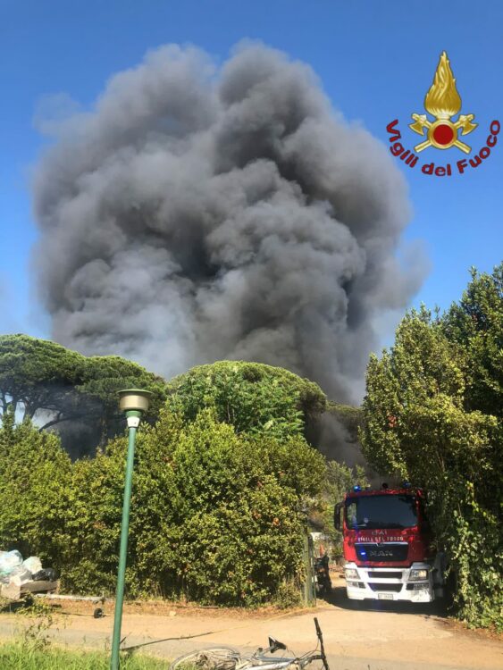 incendio castel fusano vigili del fuoco roma