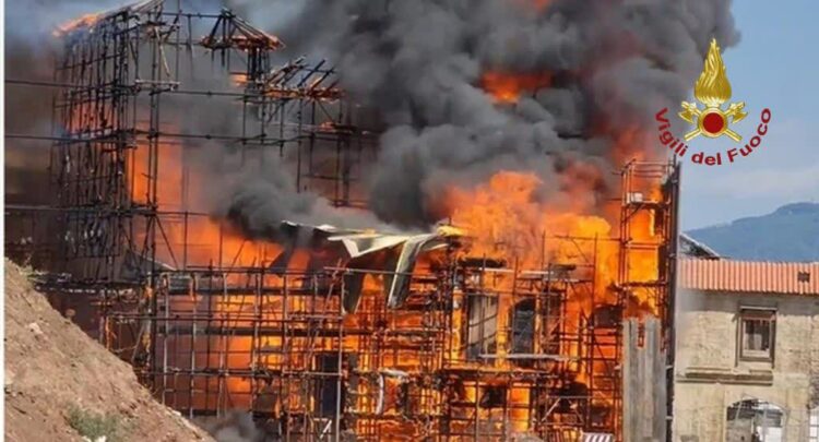 Incendio agli studi di Cinecittà: brucia la Firenze rinascimentale (il VIDEO)