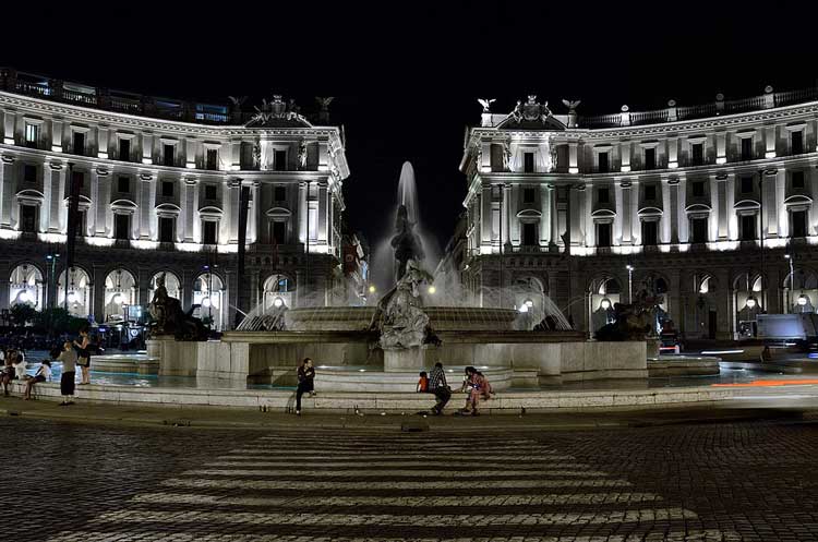 450 euro di multa per essersi immerso nella fontana di piazza della Repubblica