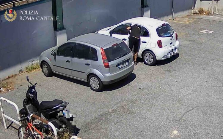 Danneggia auto in sosta per prelevare oggetti all'interno (il VIDEO). Rintracciato dalla Polizia Locale