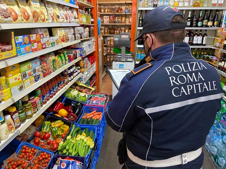 Controlli minimarket: 150 Kg di alimenti scaduti e 12.000 euro di sanzioni