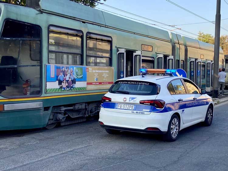Aggredisce donna sul tram, bloccato dalla Polizia Locale
