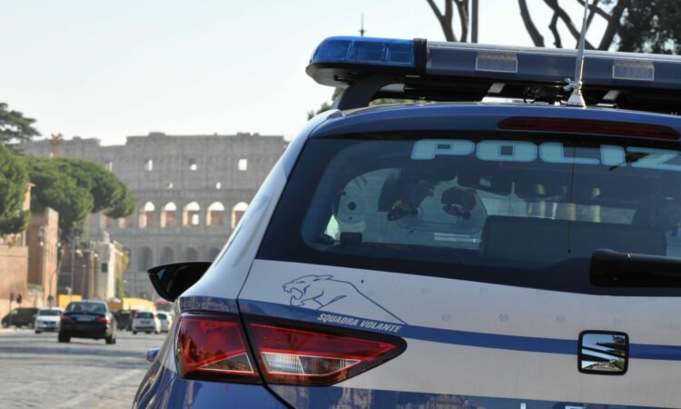 Estorsioni alle guide turistiche intorno al Colosseo, due fratelli in arresto