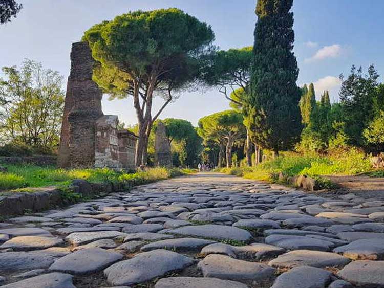 Il Ministero boccia i varchi per bloccare alle auto l'attraversamento dell'Appia antica