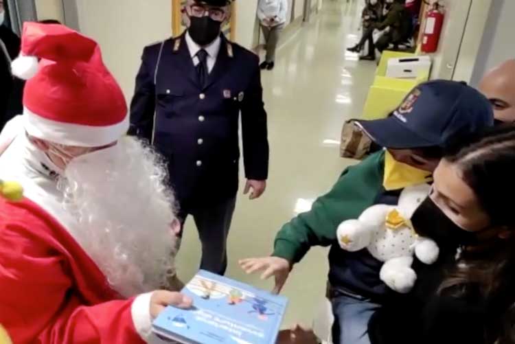 La Polizia porta doni ai bambini ricoverati al Sant'Andrea