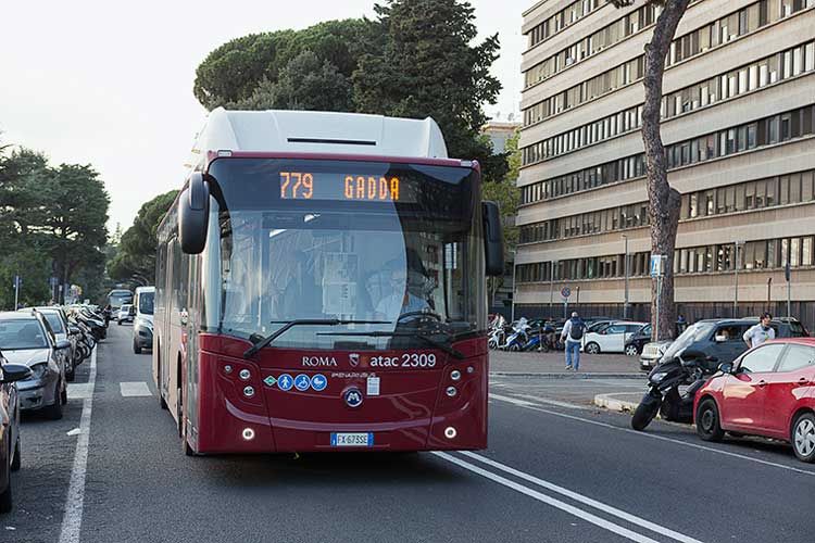 Laurentino, da oggi cambia la rete di bus: debutta la 724