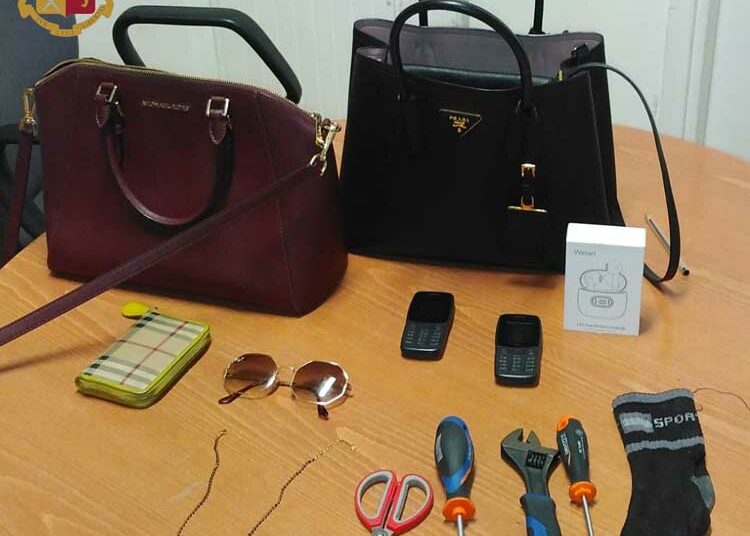 Ladre d’appartamento colte sul fatto e bloccate dai condomini
