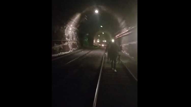 Il treno si ferma in galleria: pendolari a piedi sui binari (VIDEO)