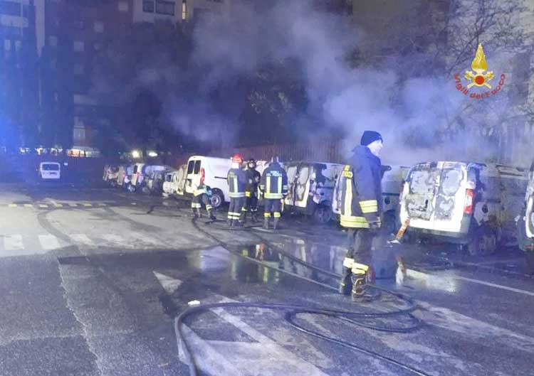 Incendio di 16 automobili sulla Palmiro Togliatti