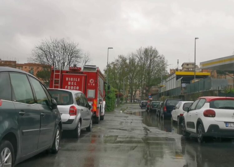Maltempo a Roma: forti temporali si sono abbattuti sulla Capitale oggi, 15 aprile 2023, portando a diversi disagi per i cittadini.