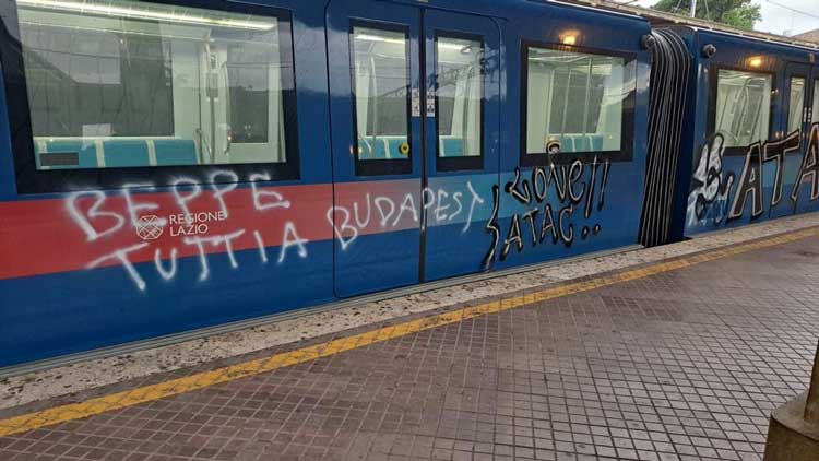 Ostia, treno Metromare imbrattato da graffiti