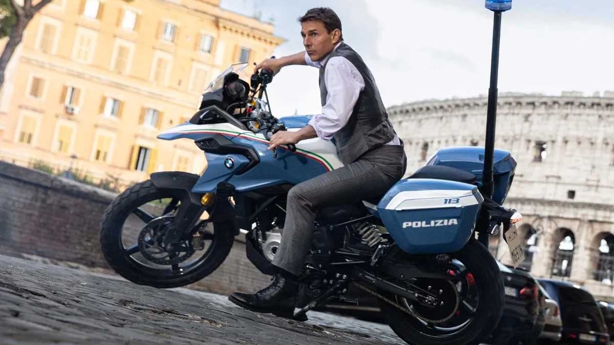 Tom Cruise in moto per le vie di Roma: scena dal film Mission Impossible