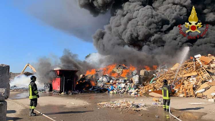 Grave incendio di rifiuti a Roma sud: di chi sono le responsabilità?