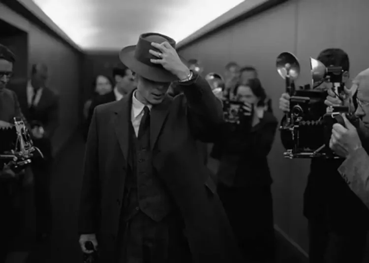 Oppenheimer al cinema Quattro Fontane di Roma: una delle primissime immagini ufficiali del film tratta dal trailer