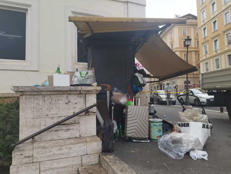 Il chiosco abbandonato in Via Nazionale a Roma