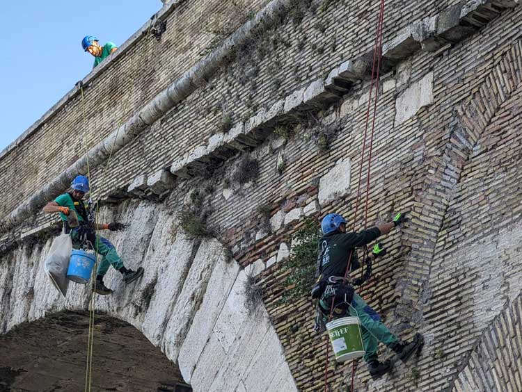 A Roma operai acrobati per pulire Ponte Milvio