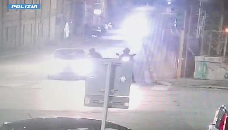 VIDEO della Polizia: rapina violenta a una donna in auto al Pigneto