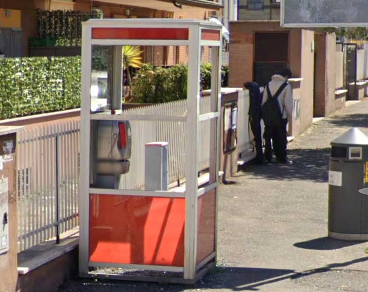 Defibrillatori nelle vecchie cabine telefoniche di Roma?