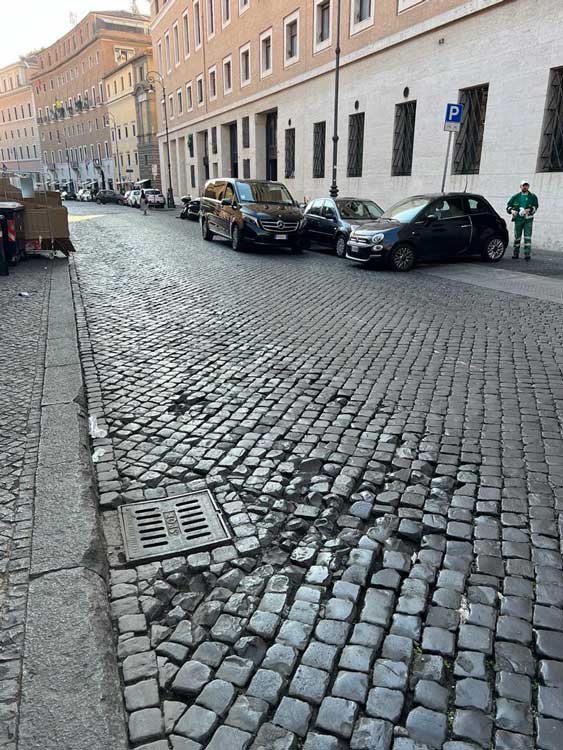 Intervento sui sanpietrini nelle strade di Roma