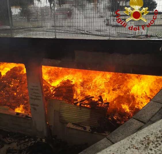 Roma, incendio in autorimessa in Largo Jacovitti