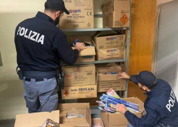 Polizia sequestra fuochi artificio illegali