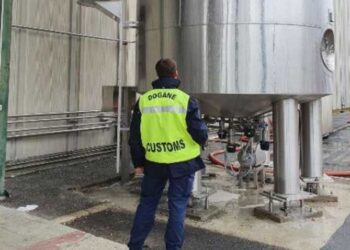 Roma, magazzino con merce ‘fantasma’: multe per 25 milioni di euro. Così sparivano gli alcolici