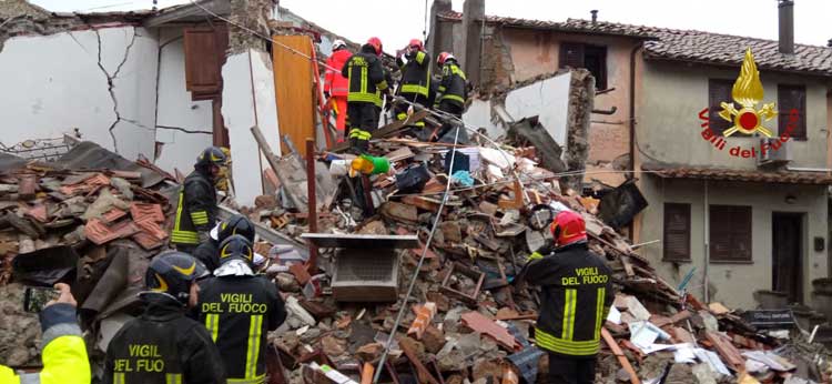 Vigili del fuoco all'opera sulle macerie della palazzina crollata in provincia di Roma