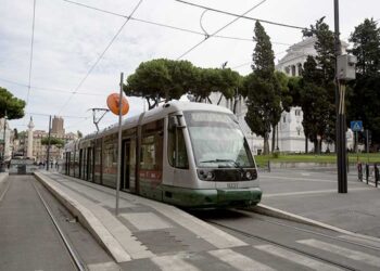 Il tram 8 al capolinea di piazza Venezia