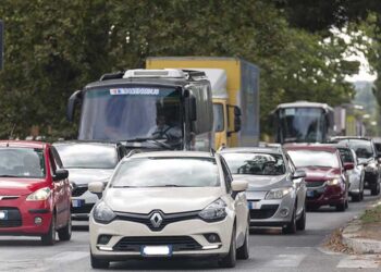 Traffico a Roma sulla via Cristoforo Colombo