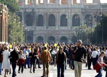 Persone a passeggio nell'area pedonale di via dei Fori Imperiali durante la domenica ecologica di Roma