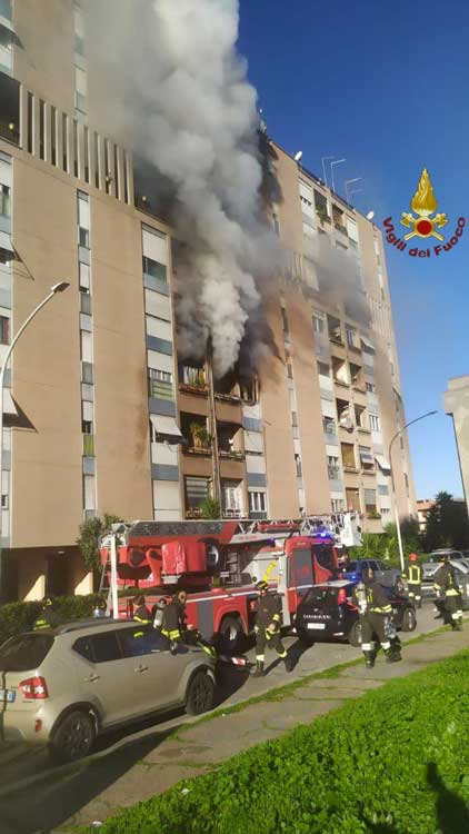 Intervento dei vigili del fuoco per spegnere un incendio divampato al terzo piano di un palazzo di Spinaceto in Via Lorizzo 107 a Roma 