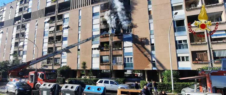 Incendio divampa in un palazzo a Spinaceto