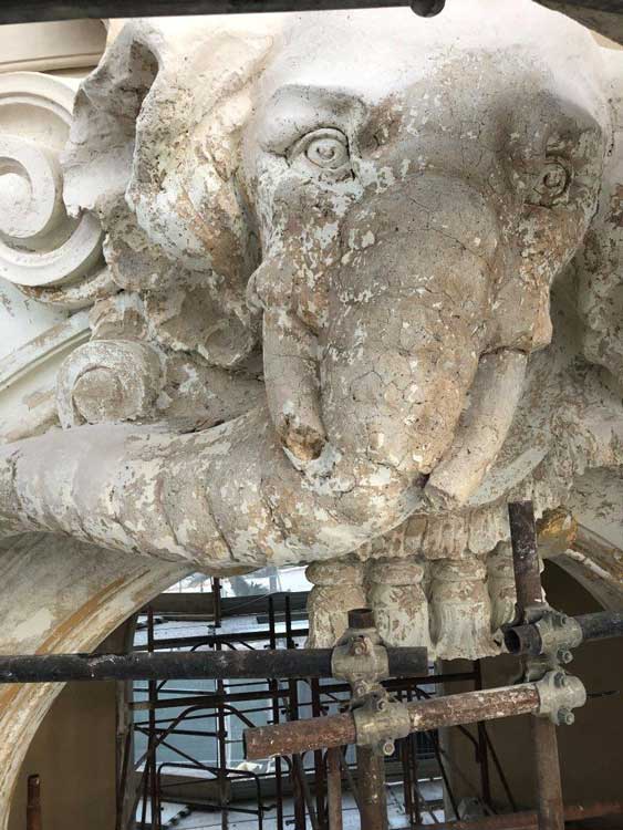 Particolare di statua d'elefante deteriorata, prima del restauro