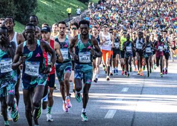 Fasi della partenza con gli atleti incolonnati nella maratona Roma Ostia del 2023