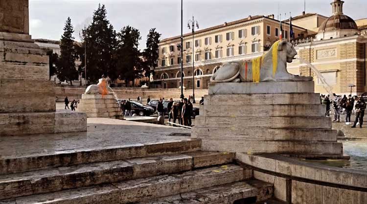 Particolare della Fontana di Piazza del Popolo a Roma con i leoni imbrattati da vernice gialla e rossa