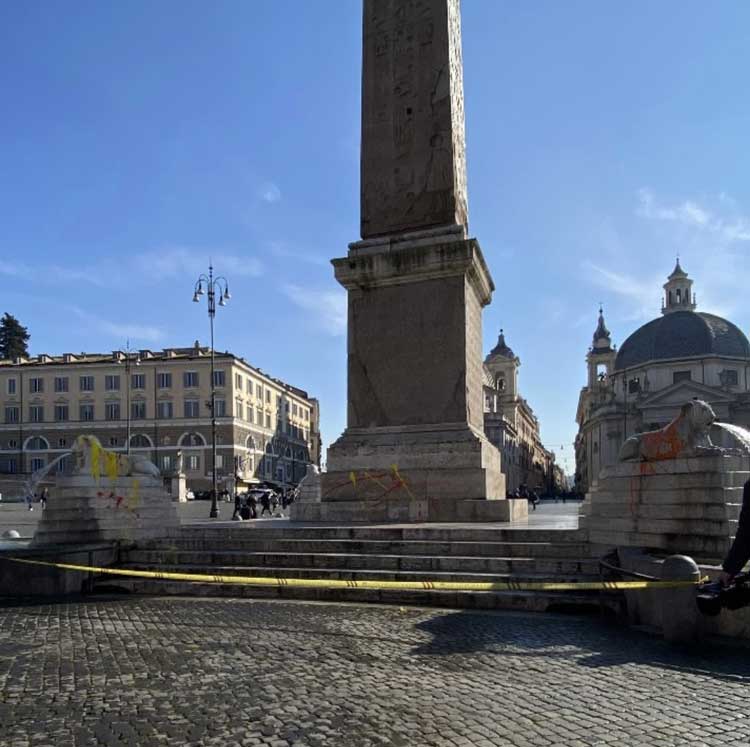Animalisti imbrattano la fontana e l'obelisco di Piazza del Popolo a Roma