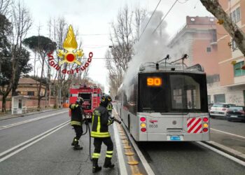 Vigili del fuoco intervengono per spegnere l'incendio divampato sul filobus della linea 90 sulla via Nomentana