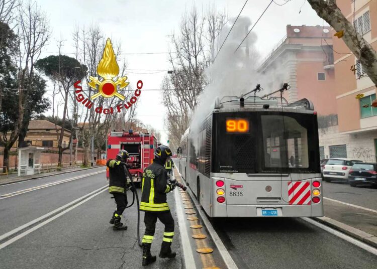 Vigili del fuoco intervengono per spegnere l'incendio divampato sul filobus della linea 90 sulla via Nomentana
