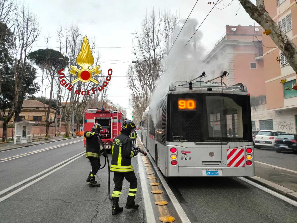 Roma, via Nomentana, filobus della linea 90 in fiamme. Tutti salvi i passeggeri